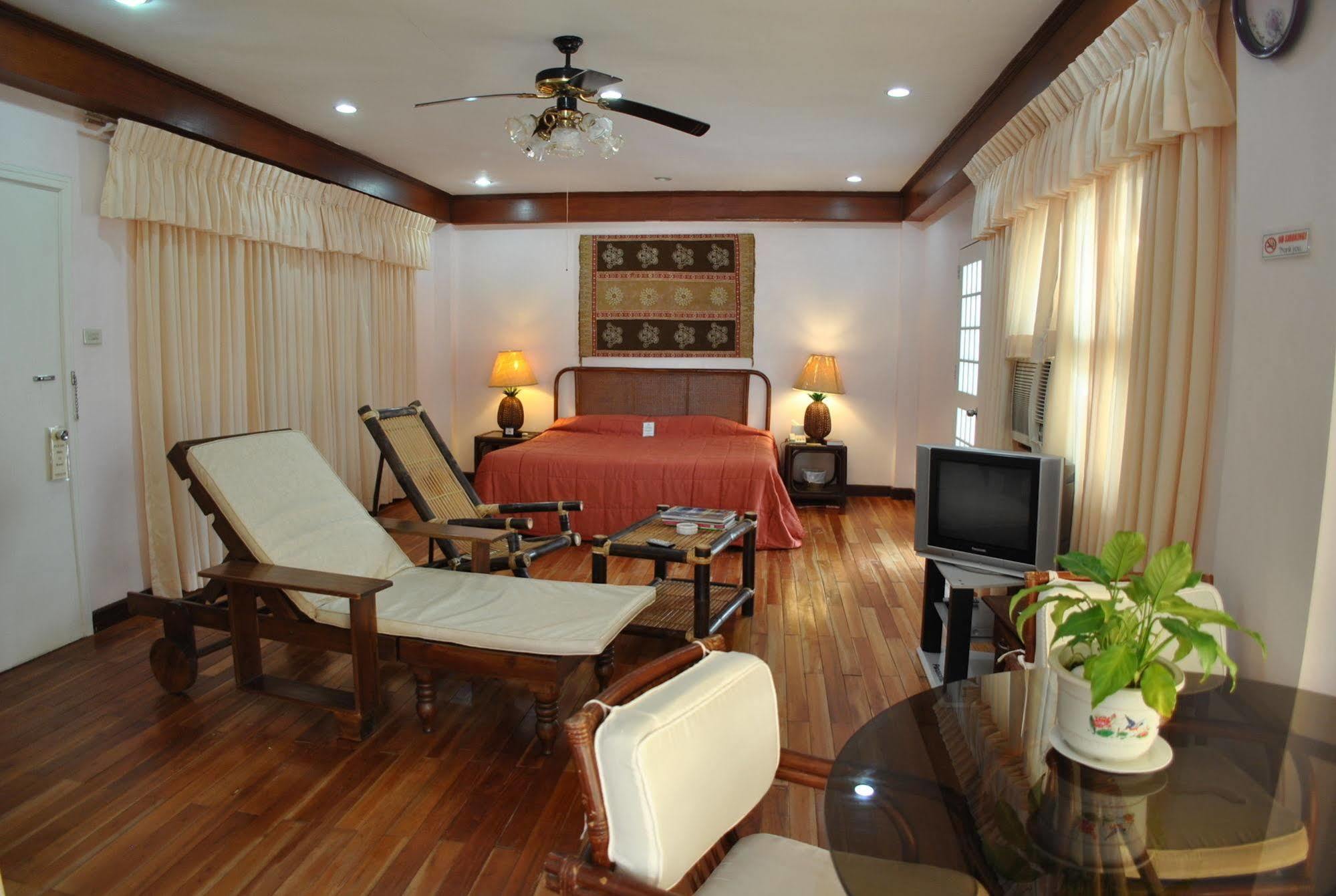 Surfside Boracay Hotel 3*